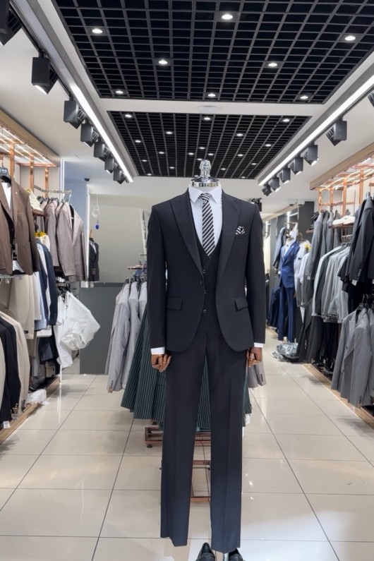 Dokulu Kumaş Siyah Yelekli Takım Elbise