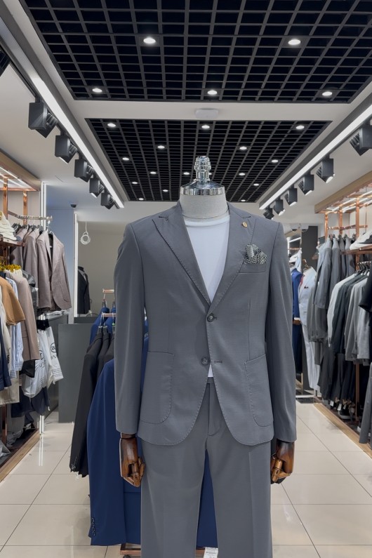 Koyu Gri Pileli Tokalı Detaylı Pantolonlu Takım Elbise