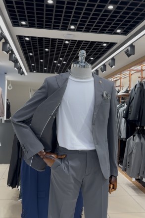 Koyu Gri Pileli Tokalı Detaylı Pantolonlu Takım Elbise