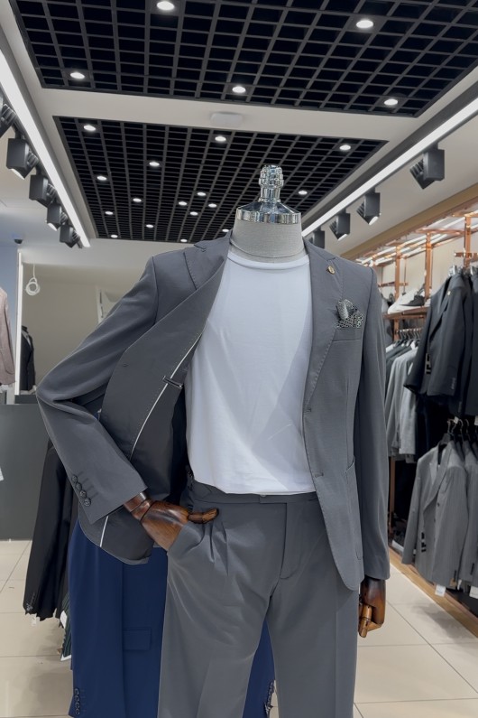 Koyu Gri Pileli Tokalı Detaylı Pantolonlu Takım Elbise