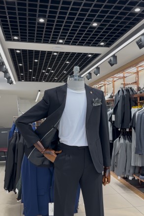Siyah Pileli Tokalı Detaylı Pantolonlu Takım Elbise