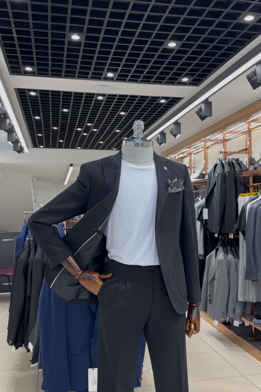 Siyah Pileli Tokalı Detaylı Pantolonlu Takım Elbise