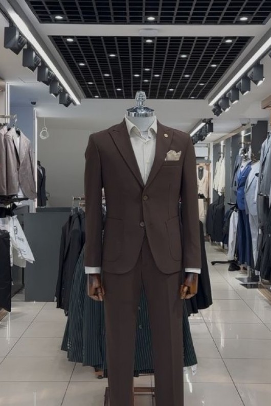 Kahverengi Pileli Tokalı Detaylı Pantolonlu Takım Elbise