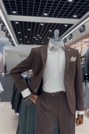 Kahverengi Pileli Tokalı Detaylı Pantolonlu Takım Elbise