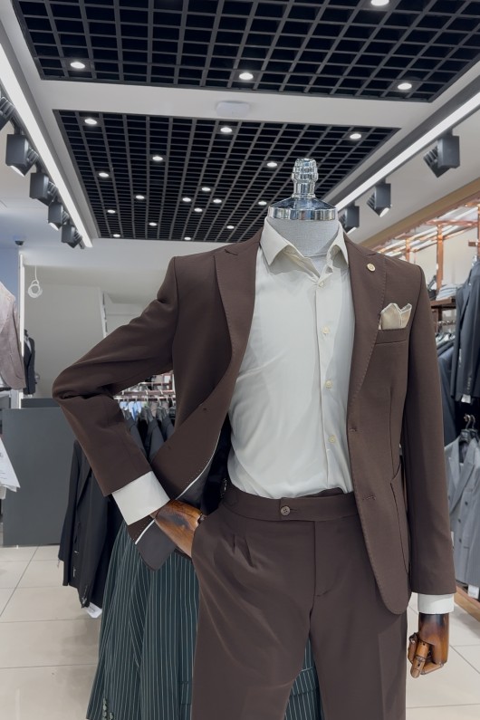 Kahverengi Pileli Tokalı Detaylı Pantolonlu Takım Elbise